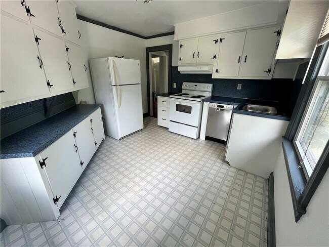 Building Photo - 3 Dunbar Ave
