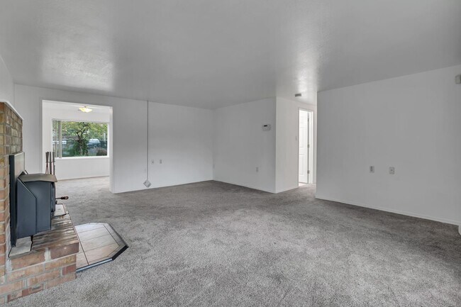 Foto del edificio - Cozy 4-Bedroom Home with Wood Stove & Large Backyard in Mountlake Terrace