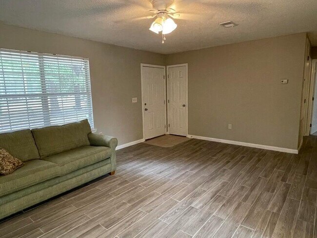 Building Photo - 487 Woodlawn Rd