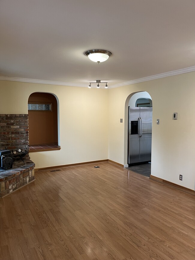 Living room - 620 N Davis St