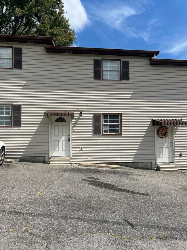 Building Photo - 106 Hillbilly Private Dr