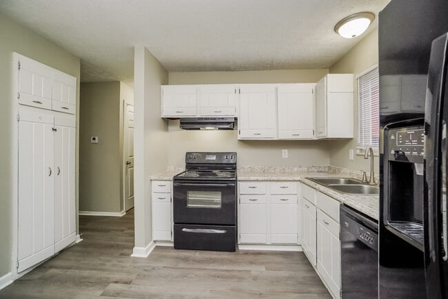 Building Photo - 3222 Fontaine Rd