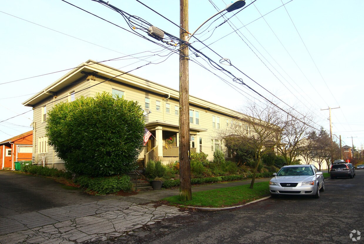 Primary Photo - 600 W Howe St
