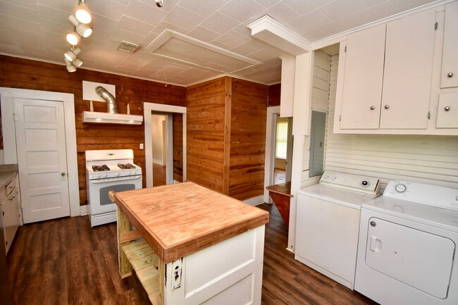 Building Photo - Spacious home walking distance to LaTech
