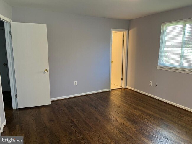 Building Photo - 5233 Pommeroy Dr