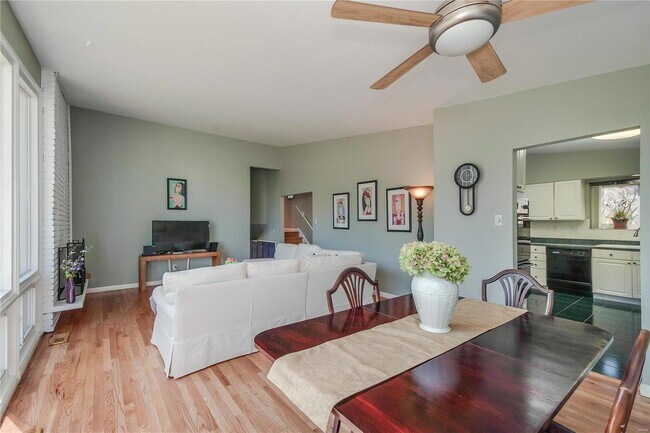 Sala de estar - 9030 Old Bonhomme Rd