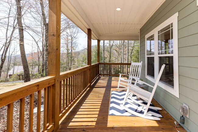 Foto del edificio - East AVL - Contemporary Farmhouse on Large Wooded Lot