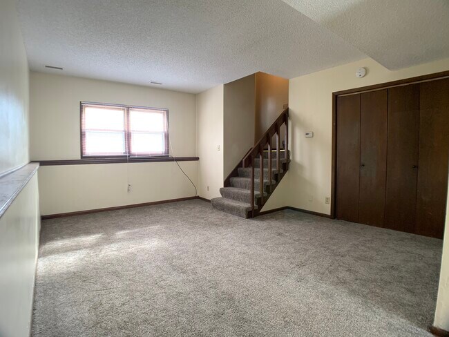 Foto del edificio - 102 E Kenyon Ave