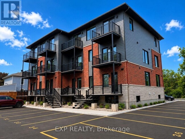 Building Photo - 255 Castor St