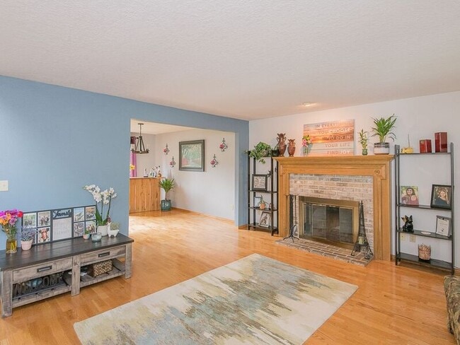 Building Photo - 1810 NE Estate Dr