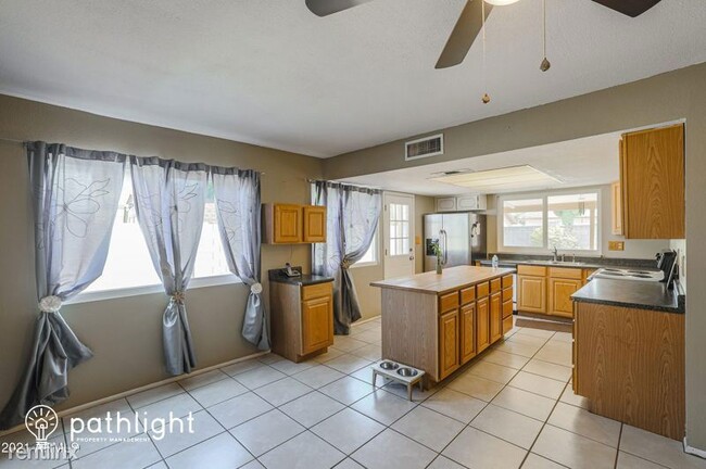 Foto del edificio - 3 br, 2 bath House - 3401 Dahlia Drive UNIT