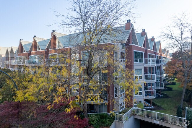 Building Photo - Tiffany Shores