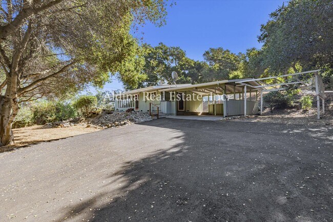 Building Photo - Private Country Setting!