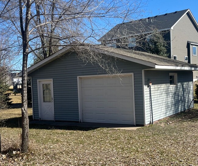 Building Photo - 4 bedroom 2.5 Bathrooms