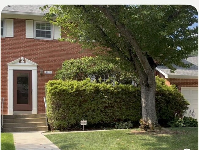 Building Photo - Beautiful Colonial In the Fernwood subdivision in Bethesda