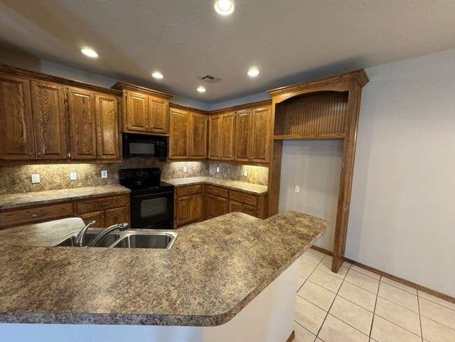 Building Photo - 2 bed, 2 bath duplex for rent in Moore