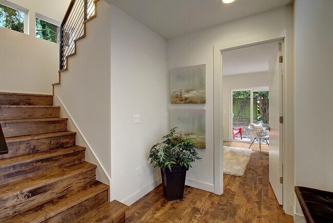 Foto del edificio - Luxurious 4 Bedroom Home with 2 Car Garage
