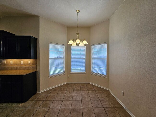 Foto del edificio - AVAILABLE NOW!