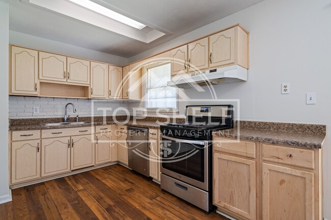 Building Photo - 387 Roxbury Dr