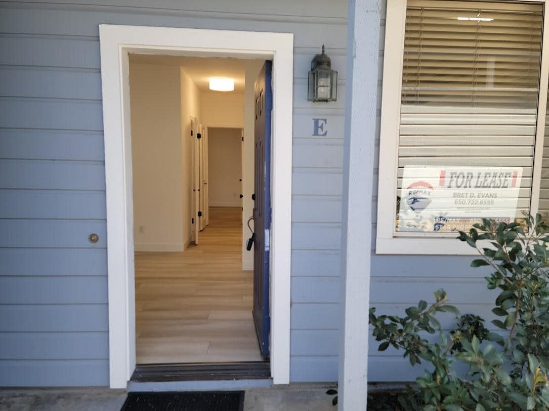 Primary Photo - 445 Cork Harbour Cir