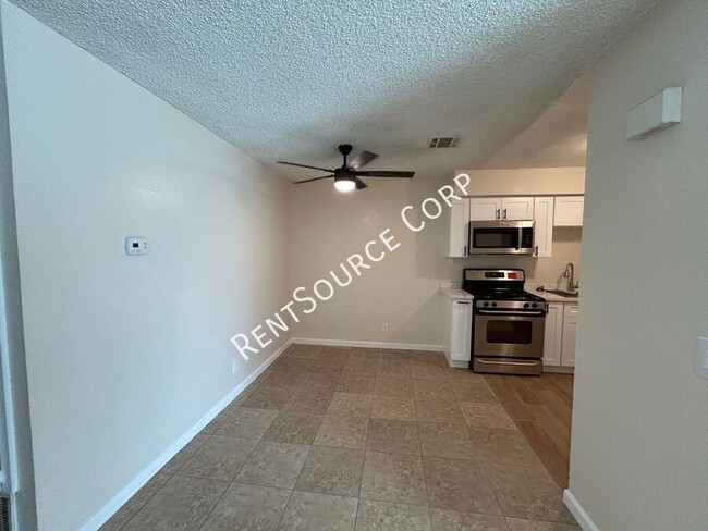 Building Photo - 2 Bedroom, 1 Bathroom Condo in West Lancaster