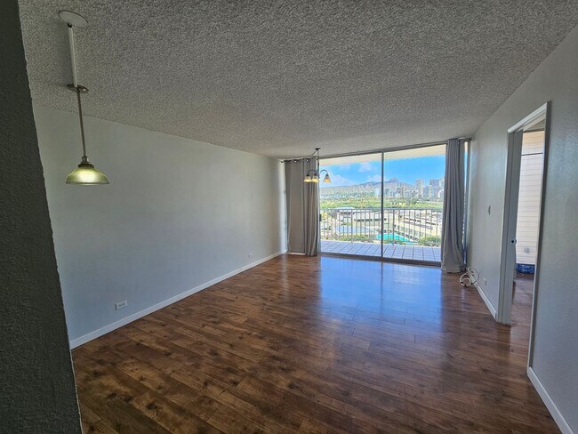 Foto del edificio - Bright 2-Bedroom Condo with Lanai