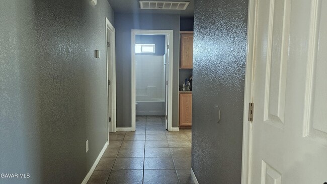 Building Photo - 10648 Peach Ave