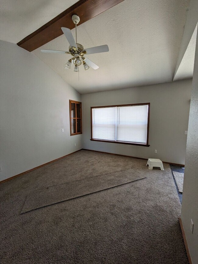 Building Photo - Newly Carpeted 3 bed 2 bath home in Yukon