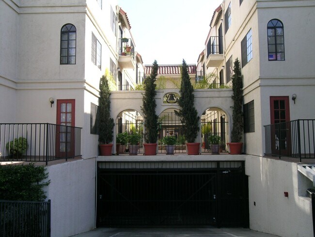 Foto del edificio - AVAILABLE NOW - Beautiful Condo in the Heart of Vibrant San Diego!