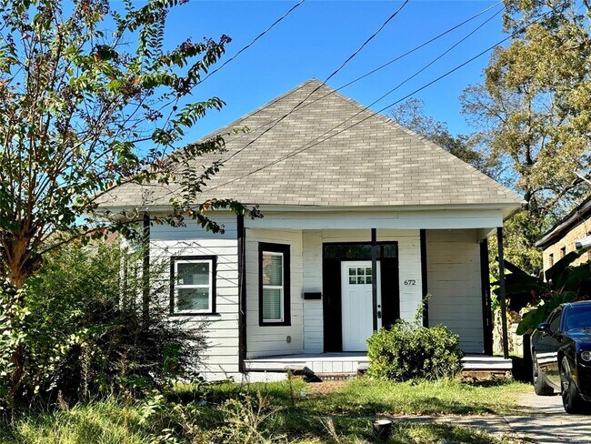 Building Photo - 672 Hall St