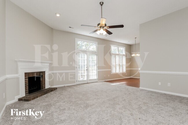 Foto del edificio - 6223 Rosebriar Ln