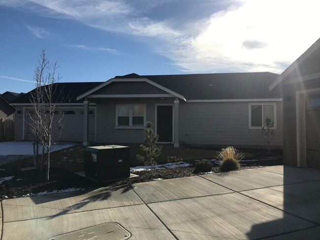 Building Photo - Single level two bedroom home in SE Bend!