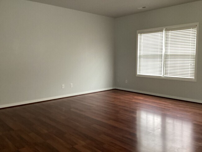 Foto del edificio - 3 story end unit townhouse