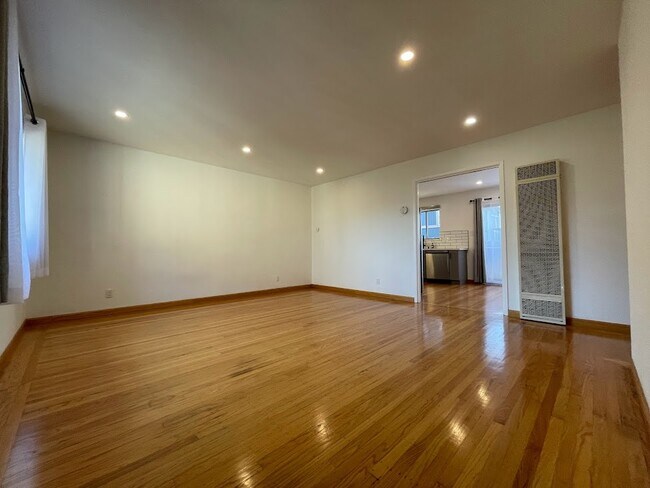 Foto del edificio - 4332 Salem St