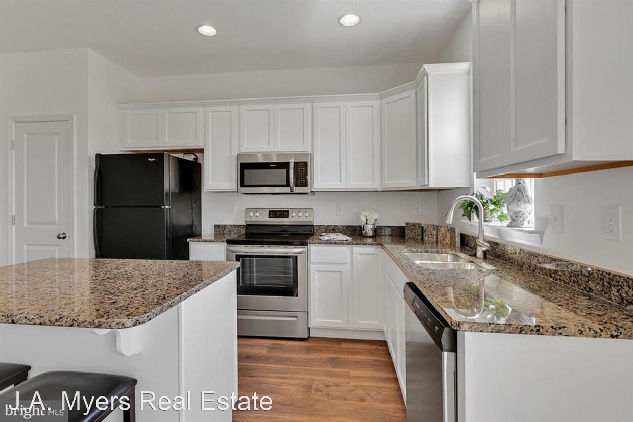 Building Photo - 3 br, 2.5 bath House - 3724 Castle Drive