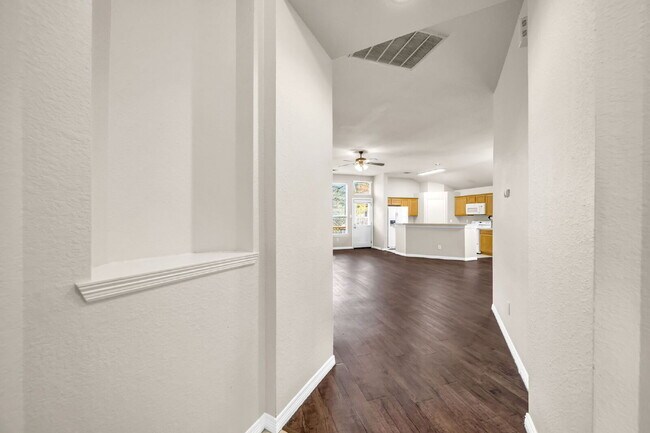 Foto del edificio - Well-maintained home located near Lake Conroe, offering the perfect balance of comfort & convenie...