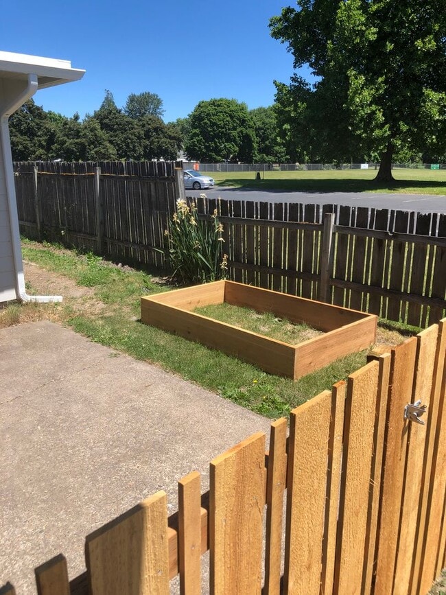 Building Photo - Updated 2 Bedroom 1 bath duplex in NW Corv...