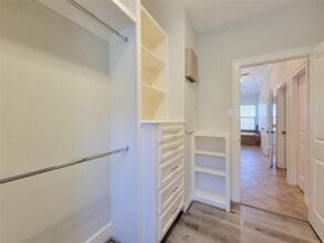 Building Photo - 2416 La Branch St