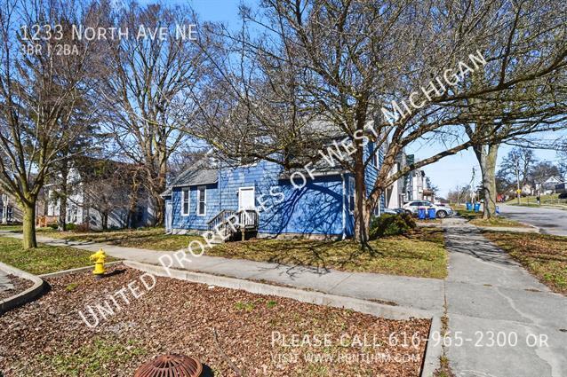 Building Photo - 1233 North Ave NE