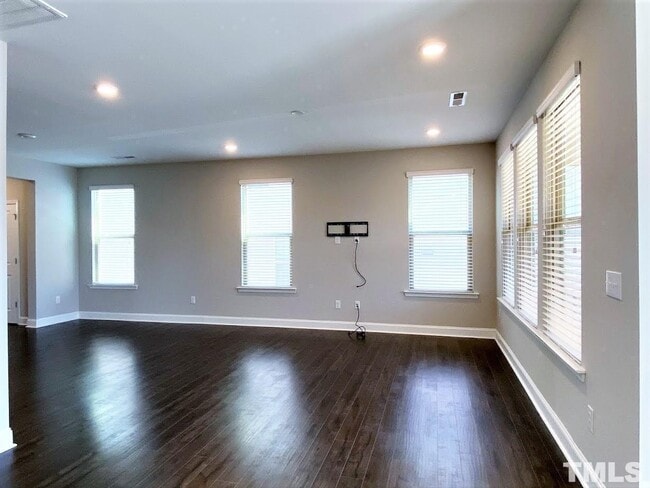 Foto del edificio - 5 Bedroom Single Family House for Sale Apex