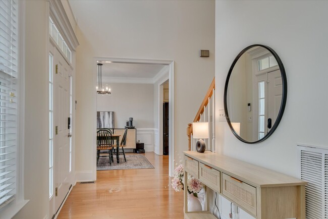 Foto del edificio - 5 Bed/3 Bath home with Primary Bedroom & a...