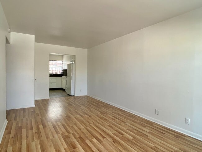 Building Photo - Convenient Location
