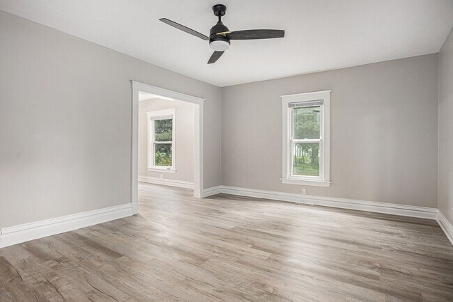 Building Photo - Fully Renovated 3 bed 2 bath home - Ask about our security deposit alternative!
