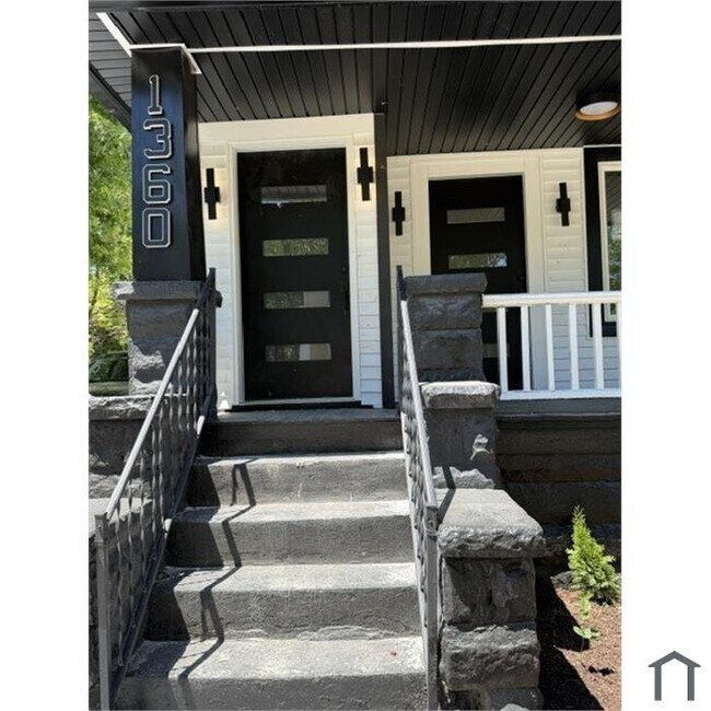 Building Photo - 1360 E 93rd St