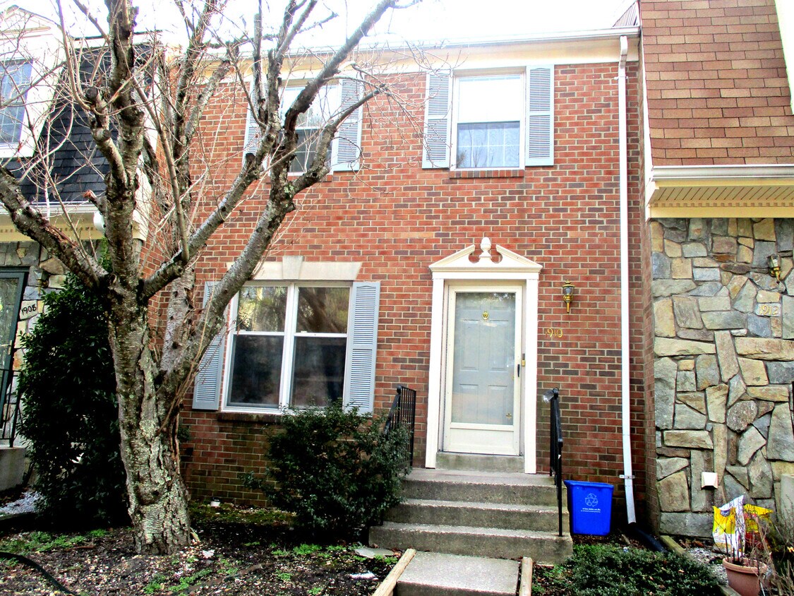 Primary Photo - Beautiful 4 BR/2 BA Townhome in Silver Spr...