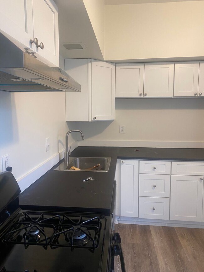 Foto del edificio - Must see 2 Bed 1 Bath apartment in Bellevue