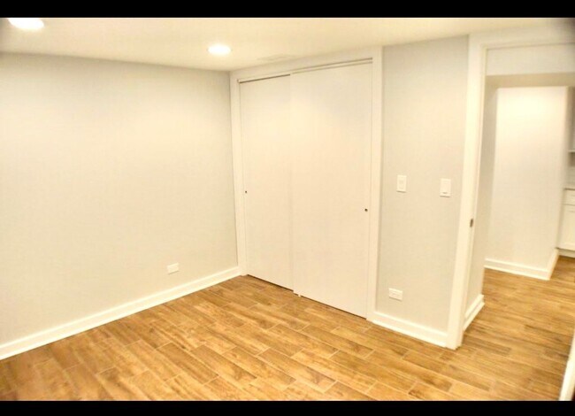 Foto del edificio - 2652 N Harding Ave