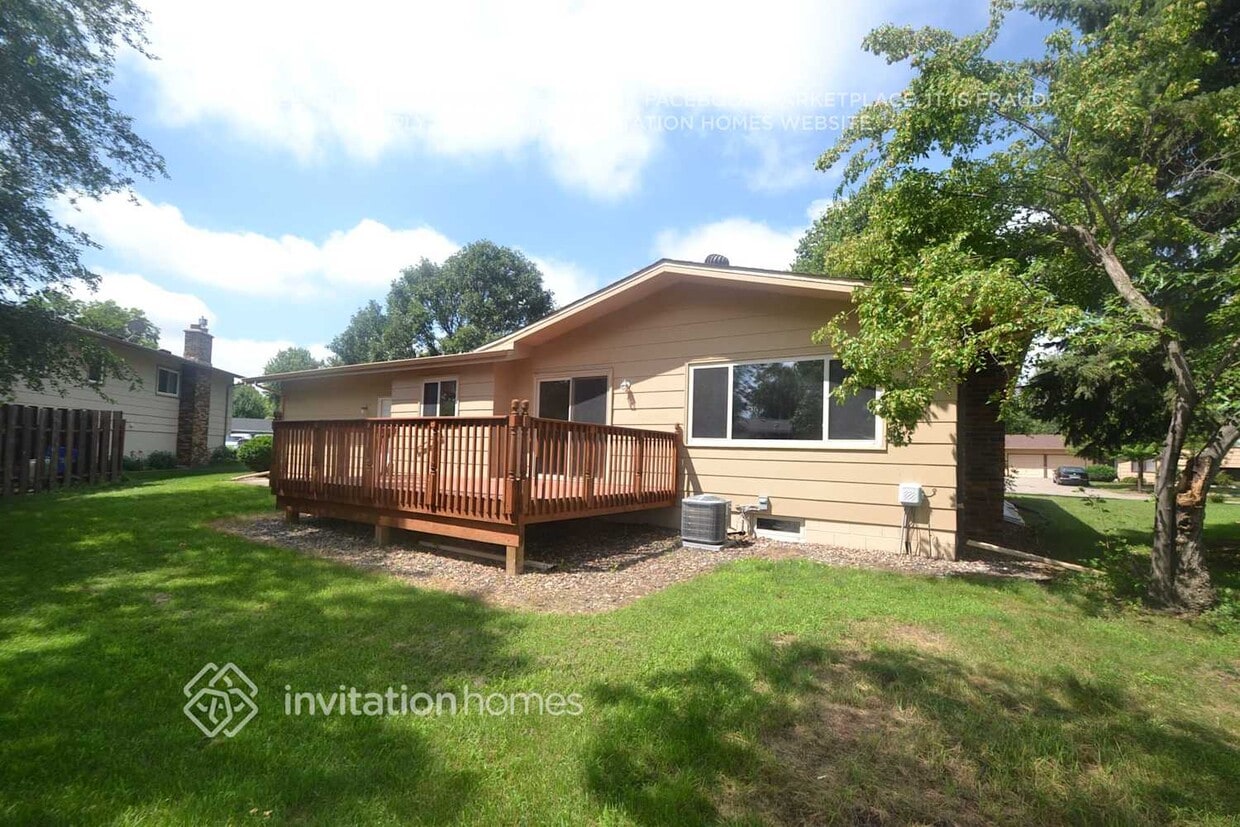 Building Photo - 7818 Hampshire Cir N