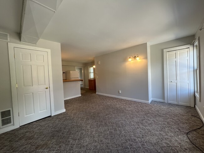 Building Photo - 582 Loras Blvd