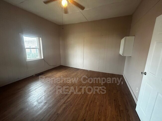 Building Photo - 407 Irvine St